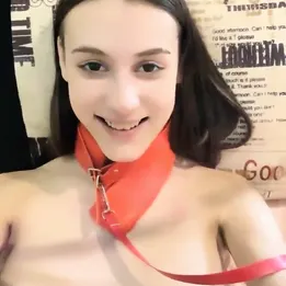 The younger sister loves role-playing with a collar around her neck